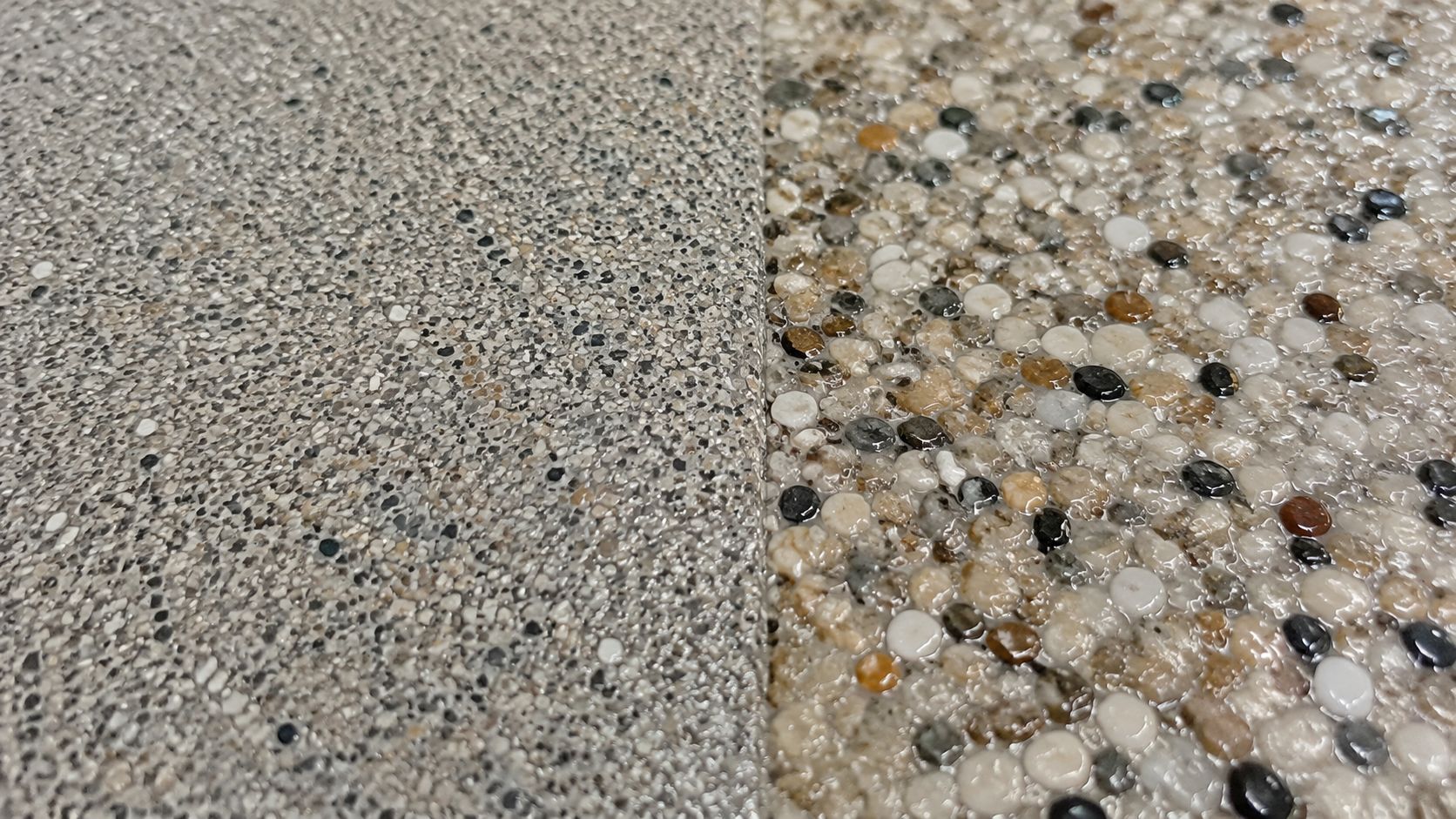 Nærbillede af en overgang mellem en skridsikker grå terrazzo-overflade og et dekorativt gulv med naturlige stenbelægninger.
